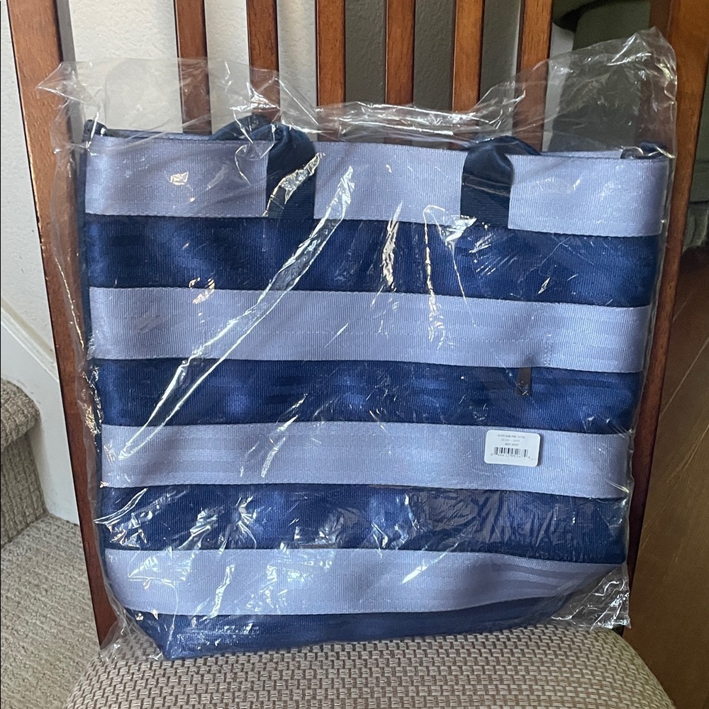 Harveys seatbelt navy/denim large streamline tote